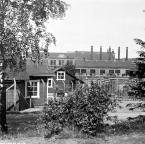 E10- Portvacktstugan i förgrunden